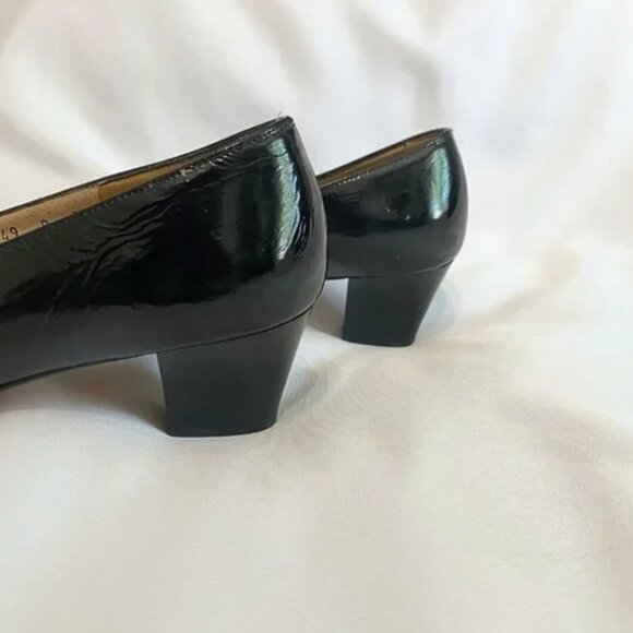 SALVATORE FERRAGAMO BLACK PATENT LEATHER GOLD BUCKLE PUMPS - 9A - Picture 7 of 7